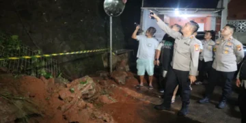Longsor Tutup Akses Utama Warga Villa Dago Tol Serpong