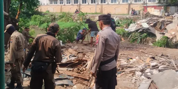 Pemkab Tangerang Tertibkan 62 Bangunan di Bantaran Sungai Cirarab untuk Tekan Risiko Banjir