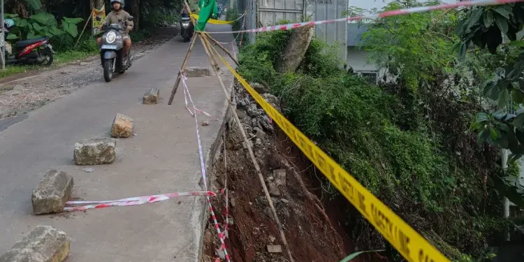 Pemkot Tangsel Tangani Longsor di Jalan Ciater–Rawa Macek, Akses Dibatasi
