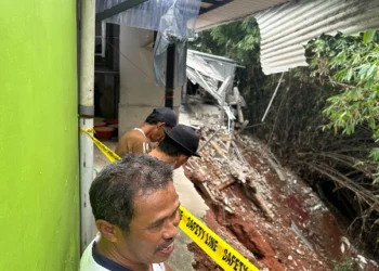 Tebing Longsor di Bhakti Jaya Tangsel Terjang Permukiman Warga