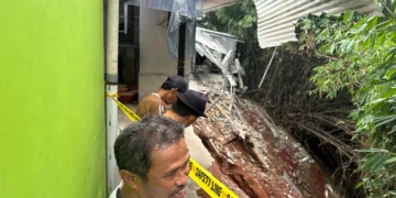 Tebing Longsor di Bhakti Jaya Tangsel Terjang Permukiman Warga