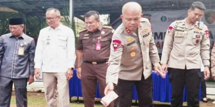 Belasan Ribu Botol Miras Ilegal Dimusnahkan di Polres Serang