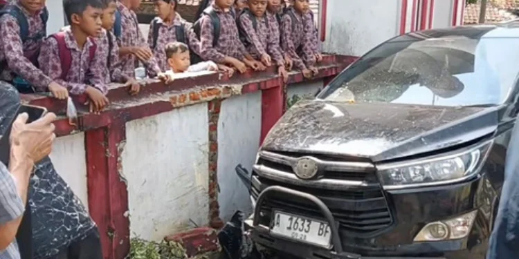 Mobil Kadis DPMPTSP Pandeglang Seruduk Kerumunan Siswa dan Warga, Dua Tewas, 7 Luka