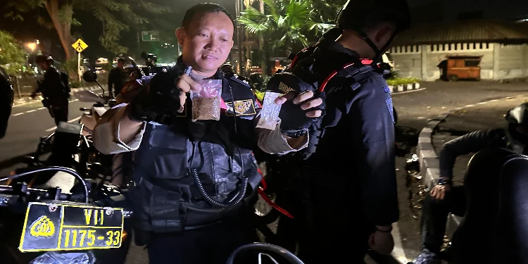Polisi dan Pemotor di Tangerang Kejar-kejaran Tengah Malam, Tangkap Pembawa Tembakau Sintetis
