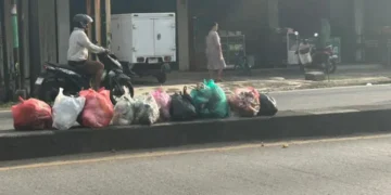 Sampah Menumpuk di Trotoar Jalan Raya Depan Gerbang Citra Raya Cikupa Tangerang