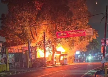 Kebakaran Lumat Tiga Lapak Usaha di Ciputat Tangsel, Warga Panik