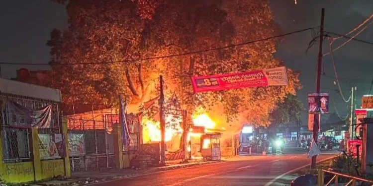 Kebakaran Lumat Tiga Lapak Usaha di Ciputat Tangsel, Warga Panik