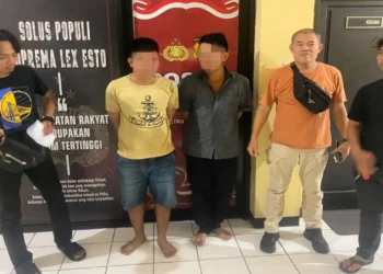 Dua pencuri motor dibekuk Tim Reskrim Polsek Ciledug saat patroli subuh di Ciputat. Polisi mengamankan pelaku beserta motor curian dan sejumlah barang bukti.