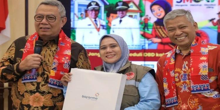 Gerakan Jumantik menjadi kunci Tangsel mencatat nol kematian DBD sejak 2024. Benyamin Davnie ajak warga aktif cegah sarang nyamuk.