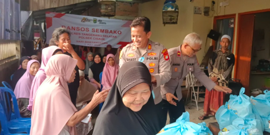 Hari Bhayangkara ke-80, Polsek Cisauk Salurkan 100 Paket Sembako di Kampung Koceak