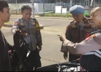 Patroli Blue Light Polsek Pondok Aren pada Jumat dini hari berhasil mencegah potensi tawuran dan balap liar di Graha Bintaro. Polisi juga mengamankan satu motor tanpa surat.