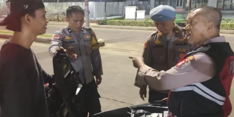 Patroli Blue Light Polsek Pondok Aren pada Jumat dini hari berhasil mencegah potensi tawuran dan balap liar di Graha Bintaro. Polisi juga mengamankan satu motor tanpa surat.