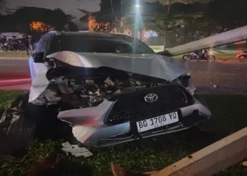 Pengemudi Mengantuk, Toyota Yaris Cross Tabrak Tiang PJU di Simpang Tombak 01