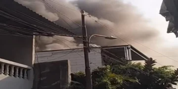 Damkar Tangsel bergerak cepat menangani kebakaran rumah di Kedaung, Tangerang Selatan. Tujuh unit pemadam dikerahkan, kerugian capai Rp1 miliar.