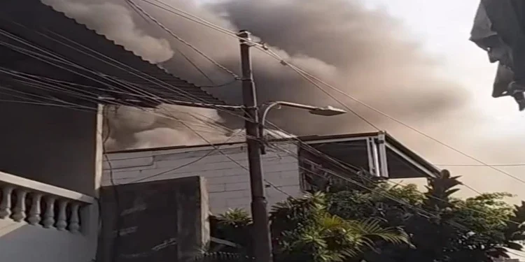 Damkar Tangsel bergerak cepat menangani kebakaran rumah di Kedaung, Tangerang Selatan. Tujuh unit pemadam dikerahkan, kerugian capai Rp1 miliar.