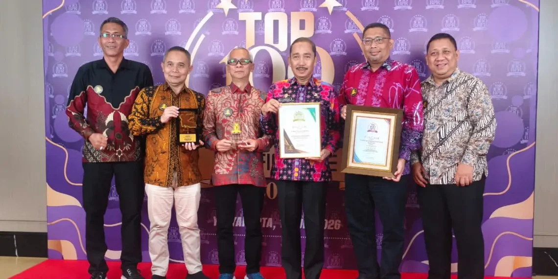 The Finance Top 100 BPR 2026 mengantarkan Kabupaten Tangerang meraih empat penghargaan nasional, termasuk Best Regional Leader untuk Bupati Maesyal Rasyid dan Top 100 BPR bagi BPR Kerta Raharja Gemilang.