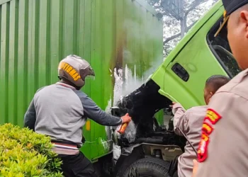 Truk Box Mendadak Terbakar di Jalan Jenderal Sudirman Tangerang