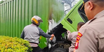 Truk Box Mendadak Terbakar di Jalan Jenderal Sudirman Tangerang