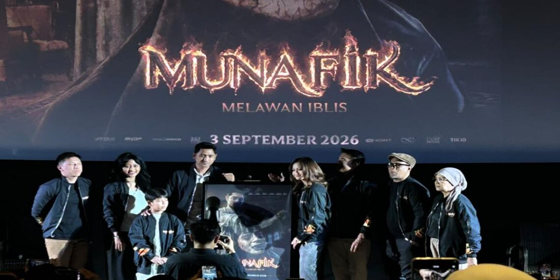 Film Munafik resmi merilis poster perdana dalam acara peluncuran di Tangcity Mall XXI, Kota Tangerang, Jumat (17/7/2026). Acara tersebut menghadirkan para pemain dan kru utama. Mereka antara lain Arya Saloka, Acha Septriasa, Donny Damara, Faqih Alaydrus, produser Oswin Bonifanz, serta sutradara Guntur Soeharjanto. 