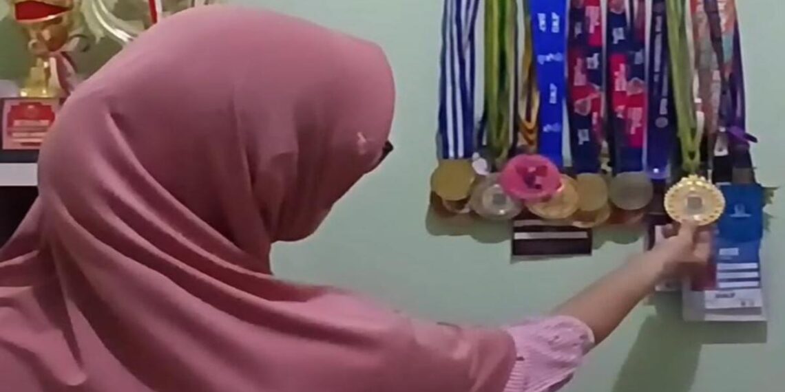 Atlet putri gagal masuk SMA Negeri meski sudah mengharumkan nama Indonesia di ajang internasional. Kisah Bunga Sekar Anjani memicu perhatian publik karena prestasi olahraga belum mampu membawanya lolos Seleksi Penerimaan Murid Baru (SPMB) melalui jalur prestasi nonakademik.