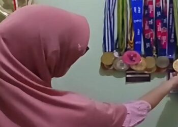Atlet putri gagal masuk SMA Negeri meski sudah mengharumkan nama Indonesia di ajang internasional. Kisah Bunga Sekar Anjani memicu perhatian publik karena prestasi olahraga belum mampu membawanya lolos Seleksi Penerimaan Murid Baru (SPMB) melalui jalur prestasi nonakademik.