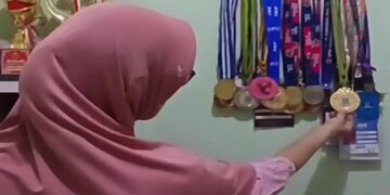 Atlet putri gagal masuk SMA Negeri meski sudah mengharumkan nama Indonesia di ajang internasional. Kisah Bunga Sekar Anjani memicu perhatian publik karena prestasi olahraga belum mampu membawanya lolos Seleksi Penerimaan Murid Baru (SPMB) melalui jalur prestasi nonakademik.