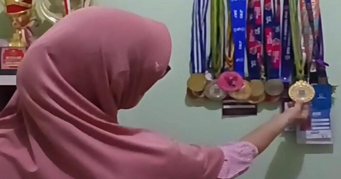 Atlet putri gagal masuk SMA Negeri meski sudah mengharumkan nama Indonesia di ajang internasional. Kisah Bunga Sekar Anjani memicu perhatian publik karena prestasi olahraga belum mampu membawanya lolos Seleksi Penerimaan Murid Baru (SPMB) melalui jalur prestasi nonakademik.