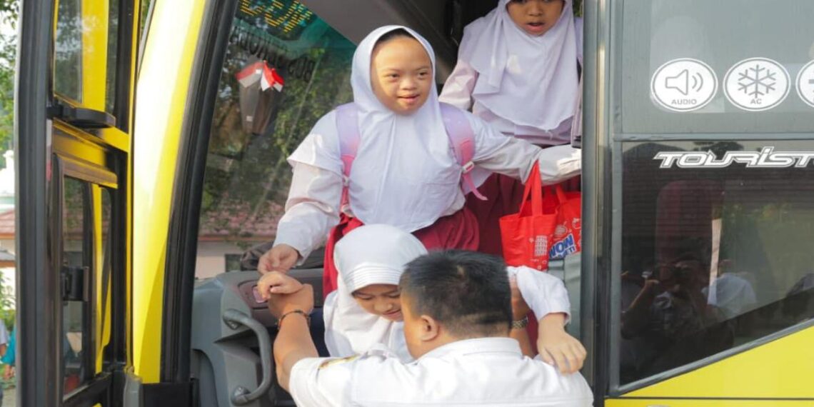 Bus Sekolah Gratis Tangsel memberi manfaat nyata bagi siswa disabilitas dan keluarganya. Program tersebut membantu orang tua menghemat biaya transportasi hingga Rp150 ribu setiap hari.