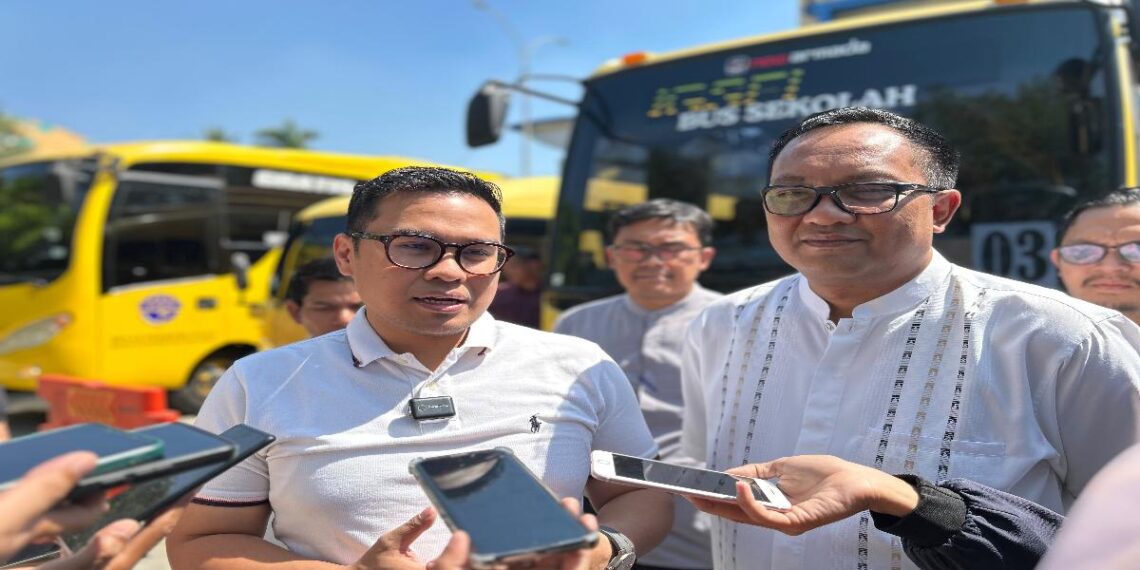 Bus Sekolah Gratis Tangsel kembali beroperasi mulai hari pertama sekolah. Pemkot Tangsel memastikan seluruh armada siap digunakan dan mengupayakan penambahan bus karena jumlah penumpang terus meningkat.