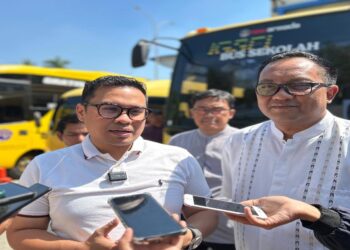 Bus Sekolah Gratis Tangsel kembali beroperasi mulai hari pertama sekolah. Pemkot Tangsel memastikan seluruh armada siap digunakan dan mengupayakan penambahan bus karena jumlah penumpang terus meningkat.