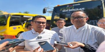 Bus Sekolah Gratis Tangsel kembali beroperasi mulai hari pertama sekolah. Pemkot Tangsel memastikan seluruh armada siap digunakan dan mengupayakan penambahan bus karena jumlah penumpang terus meningkat.