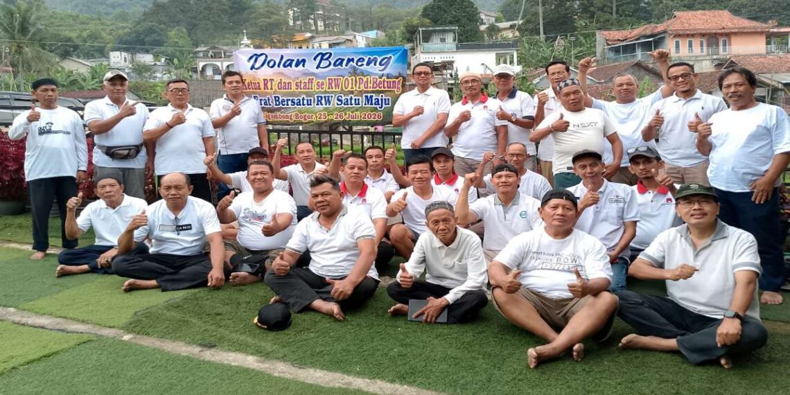 Dolan Bareng RW 01 Pondok Betung menjadi ajang memperkuat kebersamaan seluruh Ketua RT dan staf. Kegiatan berlangsung di Villa Uwo Atu, Cigombong, Bogor, Sabtu (25/7) hingga Minggu (26/7).