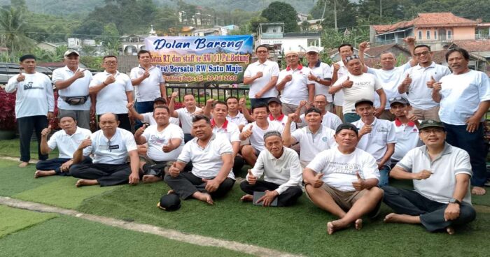 Dolan Bareng RW 01 Pondok Betung menjadi ajang memperkuat kebersamaan seluruh Ketua RT dan staf. Kegiatan berlangsung di Villa Uwo Atu, Cigombong, Bogor, Sabtu (25/7) hingga Minggu (26/7).