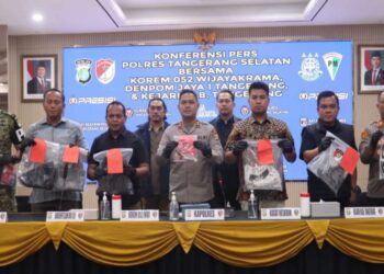 Kasus pembunuhan anggota TNI AD di Tangerang memasuki babak baru. Polres Tangerang Selatan menetapkan tujuh orang sebagai tersangka atas tewasnya Prada ABS (21).