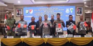 Kasus pembunuhan anggota TNI AD di Tangerang memasuki babak baru. Polres Tangerang Selatan menetapkan tujuh orang sebagai tersangka atas tewasnya Prada ABS (21).