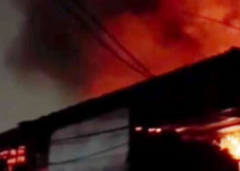 Kebakaran Gudang di Benda Tangerang, Brimob Bantu Padamkan Api