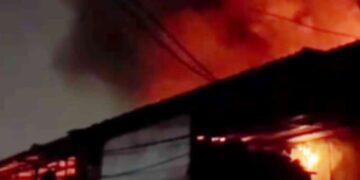 Kebakaran Gudang di Benda Tangerang, Brimob Bantu Padamkan Api