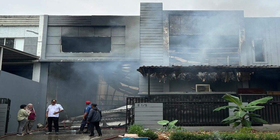 Kebakaran Gudang Taman Tekno BSD menghanguskan tiga gudang penyimpanan powerbank, mainan, dan ATK di Tangerang Selatan. Kerugian mencapai miliaran rupiah tanpa korban jiwa.