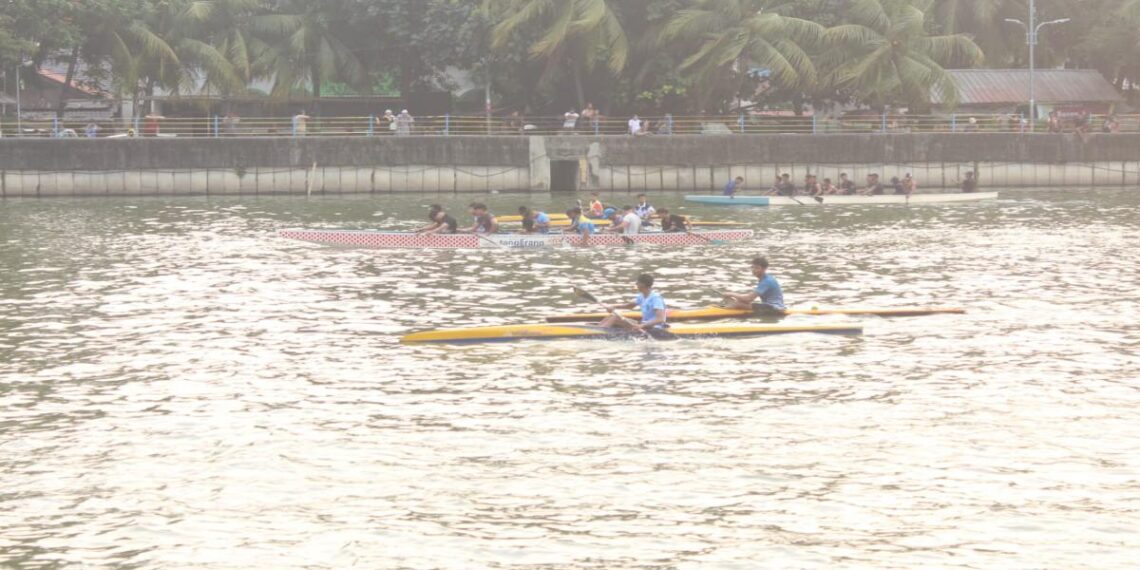 Festival Cisadane 2026 resmi bergulir pada Rabu (22/7/2026). Perhelatan budaya tahunan itu langsung menarik perhatian ribuan warga yang memadati kawasan Jalan Benteng Jaya, tepatnya di sekitar Jembatan Kaca Bantaran Sungai Cisadane.