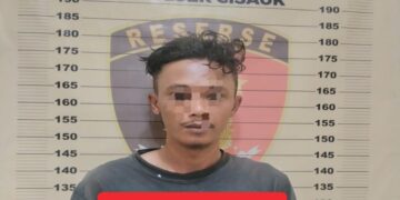 Kasus pencurian laptop SMAN 2 Tangerang Selatan berhasil diungkap Polsek Cisauk. Pelaku berinisial BS alias Buluk ditangkap setelah menggasak enam laptop dari ruang kelas.