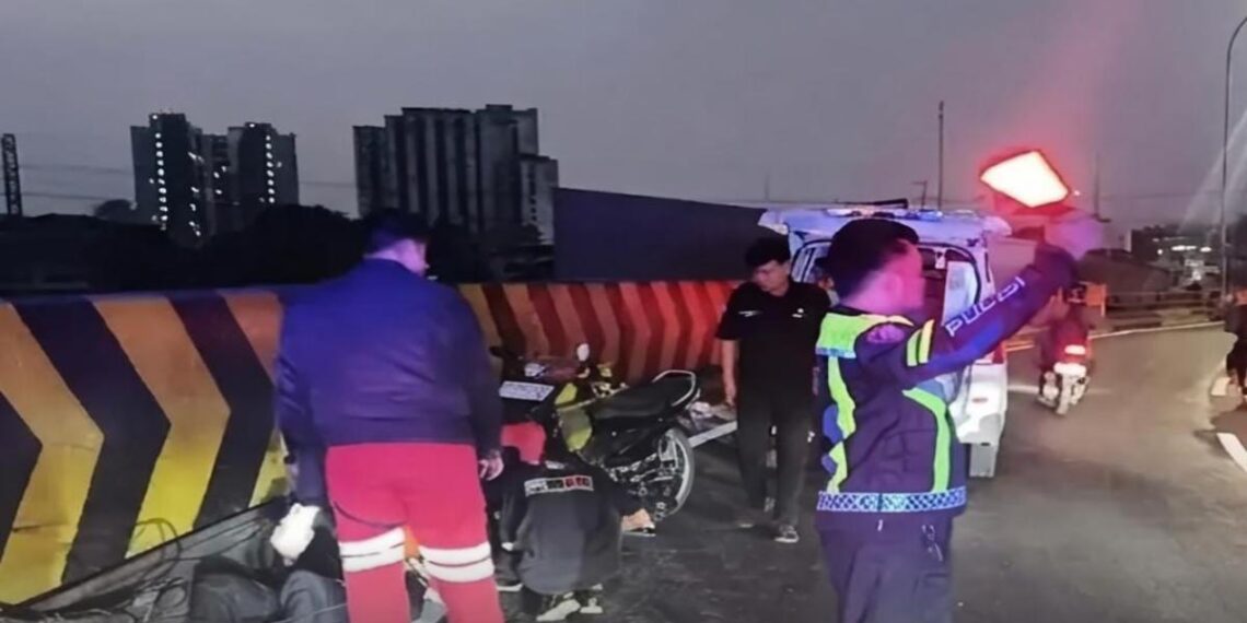 Seorang pengendara sepeda motor mengalami kecelakaan lalu lintas tunggal di atas Flyover Ciputat arah Jakarta pada Senin (20/7/2026) sekitar pukul 04.50 WIB.