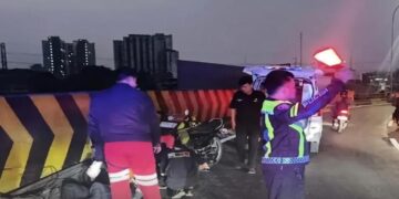 Seorang pengendara sepeda motor mengalami kecelakaan lalu lintas tunggal di atas Flyover Ciputat arah Jakarta pada Senin (20/7/2026) sekitar pukul 04.50 WIB.