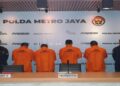 Polda Metro Jaya ungkap judi online 1XBET dan menangkap empat tersangka dari jaringan internasional. Kasus ini terungkap setelah patroli siber intensif.