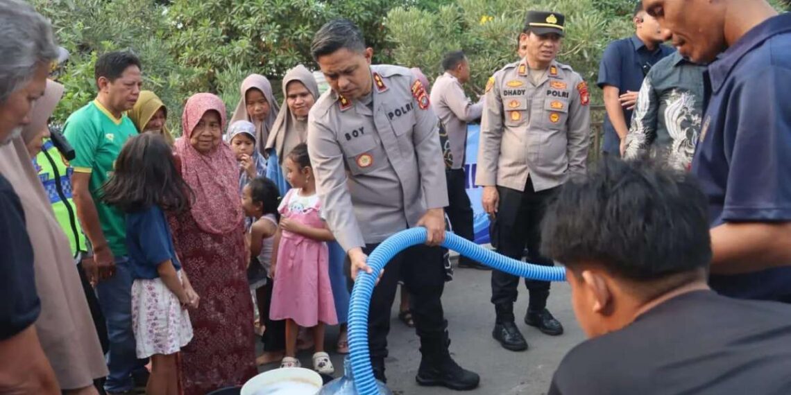 Polres Tangerang Selatan salurkan air bersih untuk warga Kampung Kranggan, Kecamatan Setu, Kota Tangerang Selatan, Kamis (30/7/2026). Bantuan tersebut hadir sebagai respons atas krisis air bersih akibat musim kemarau.