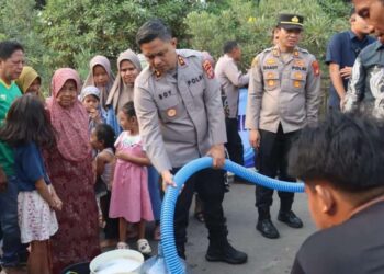 Polres Tangerang Selatan salurkan air bersih untuk warga Kampung Kranggan, Kecamatan Setu, Kota Tangerang Selatan, Kamis (30/7/2026). Bantuan tersebut hadir sebagai respons atas krisis air bersih akibat musim kemarau.