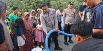 Polres Tangerang Selatan salurkan air bersih untuk warga Kampung Kranggan, Kecamatan Setu, Kota Tangerang Selatan, Kamis (30/7/2026). Bantuan tersebut hadir sebagai respons atas krisis air bersih akibat musim kemarau.