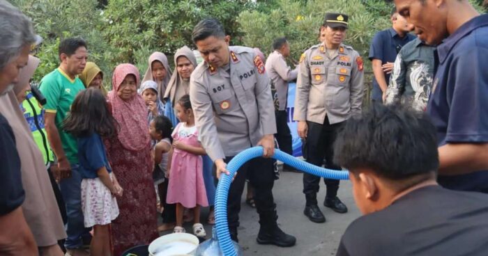 Polres Tangerang Selatan salurkan air bersih untuk warga Kampung Kranggan, Kecamatan Setu, Kota Tangerang Selatan, Kamis (30/7/2026). Bantuan tersebut hadir sebagai respons atas krisis air bersih akibat musim kemarau.
