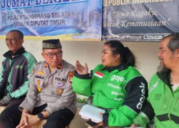 Polsek Ciputat Timur gelar Jumat Berkah dengan membagikan makanan gratis kepada masyarakat pada Jumat (31/7/2026)