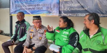 Polsek Ciputat Timur Gelar Jumat Berkah, Bagikan Makanan Gratis untuk Warga dan Pengemudi