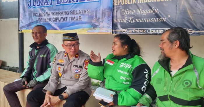 Polsek Ciputat Timur gelar Jumat Berkah dengan membagikan makanan gratis kepada masyarakat pada Jumat (31/7/2026)